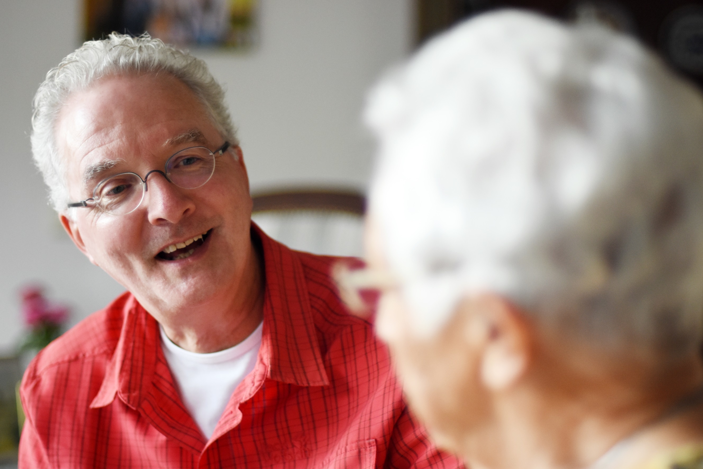 Foto van thuisvrijwilliger in gesprek met hulpvrager