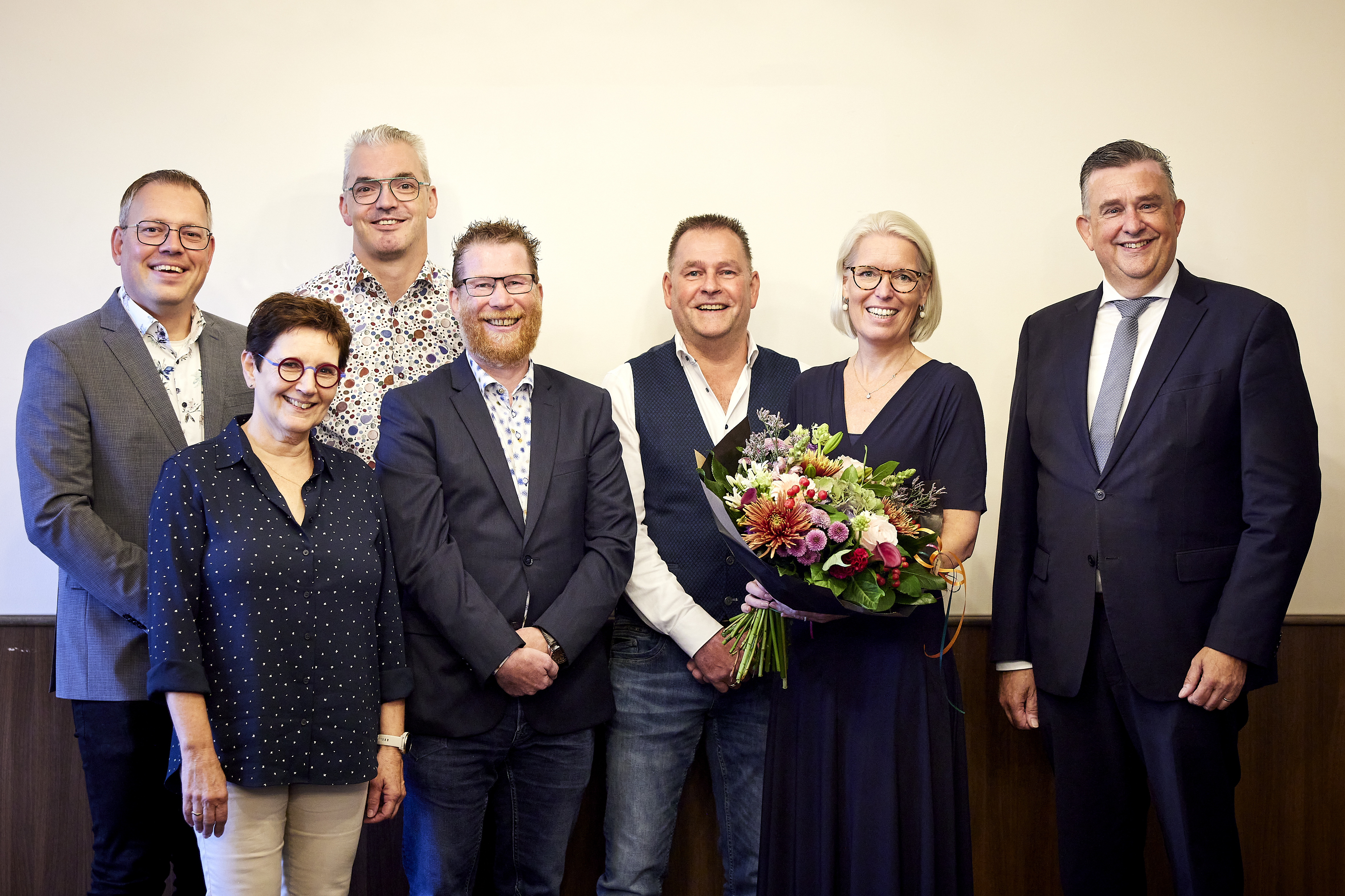 Waarnemend burgemeester Chantal Nijkerken - de Haan met de fractievertegenwoordigers uit Beesel. Gouverneur Emile Roemer en de griffier staan ook op de foto. 