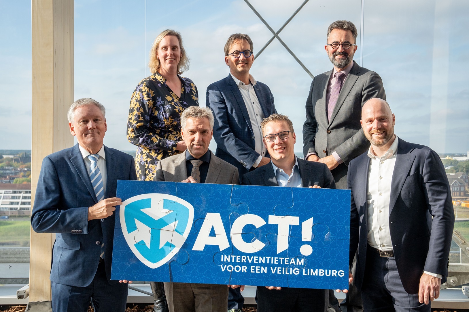 Alle burgemeesters van Noord-Limburg, met uitzondering van de waarnemend burgemeester van Beesel, houden allemaal een puzzelstuk vast die samen het beeld Act! Interventieteam vormen. 